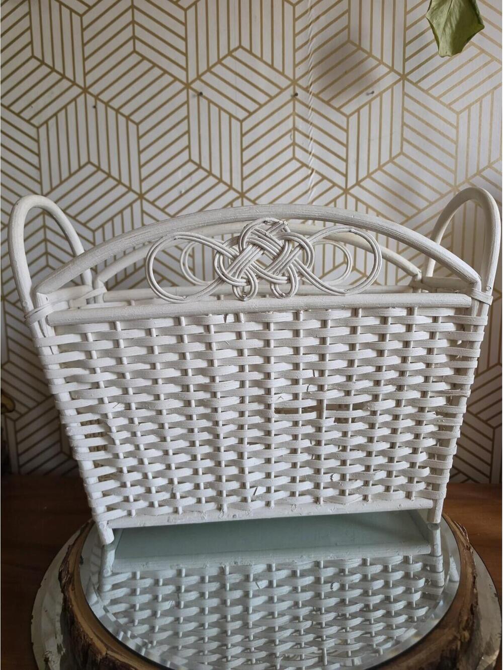 Vintage White Wicker Woven Magazine Rack Yarn Caddy Storage Basket Récord Holder